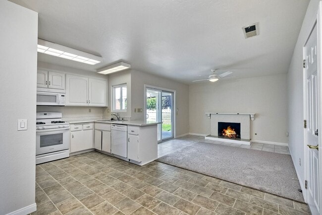 Building Photo - Stunning Single-Level Home