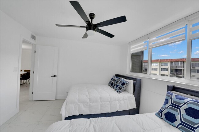 Building Photo - 8911 S Hollybrook Blvd