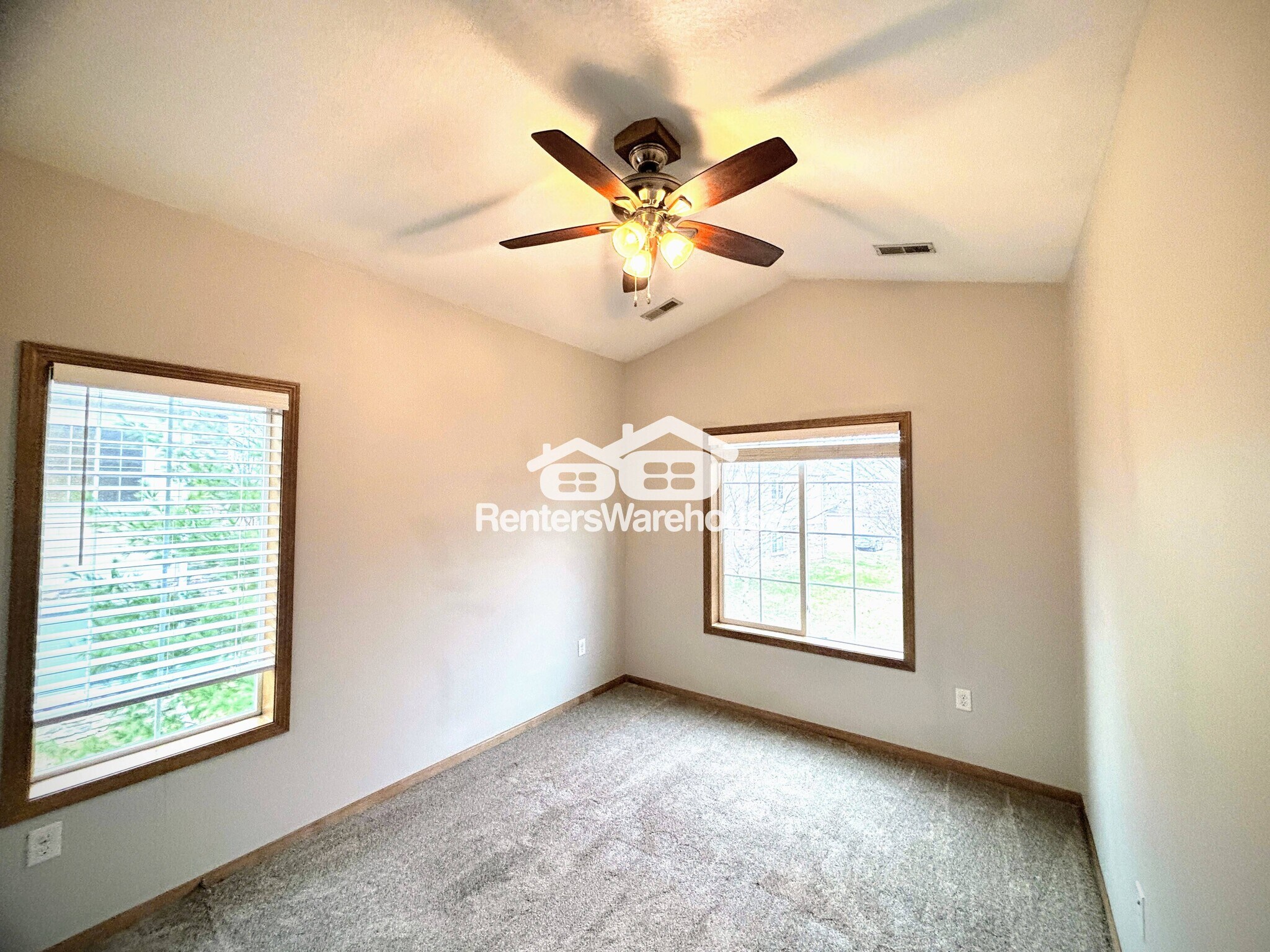 Building Photo - 2000 Meadow Ct