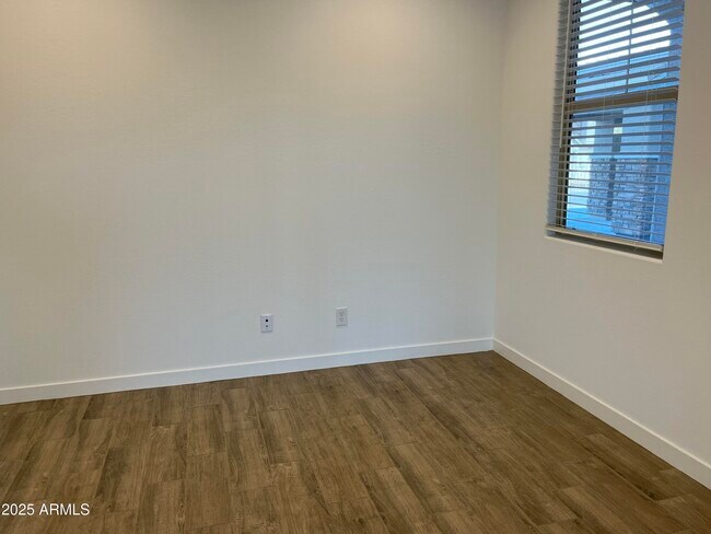Building Photo - 9426 W Sells Dr