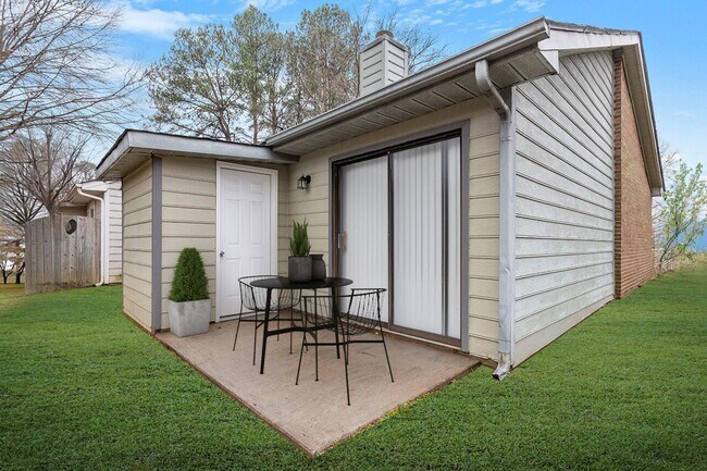 Building Photo - Luxurious 2 bed/2-bath apartment minutes f...