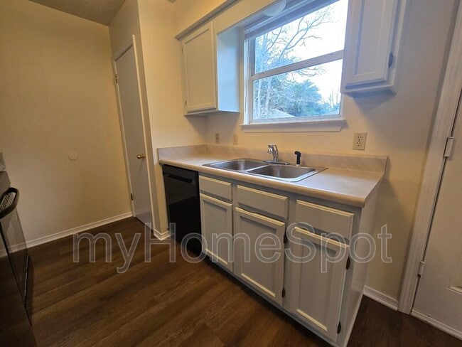 Building Photo - 409 Shadow Way Ln