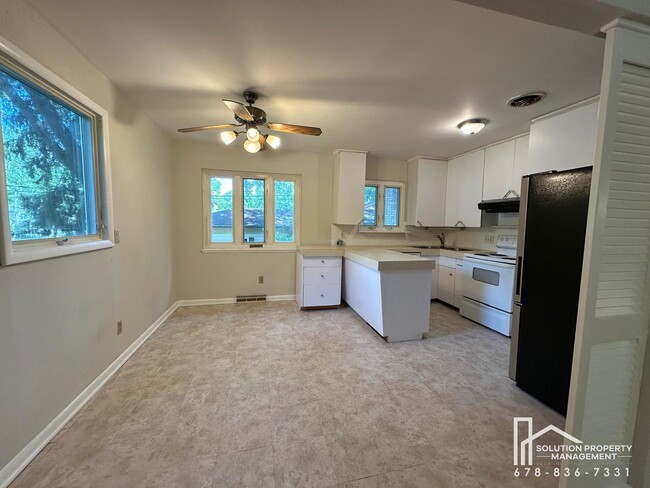 Building Photo - 1323 Hilton Dr