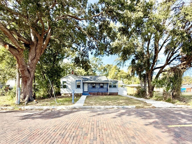 Building Photo - 3308 N Avon Ave