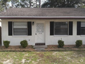 Building Photo - Cute 2 Bed 1 Bath Duplex in Zephyrhills