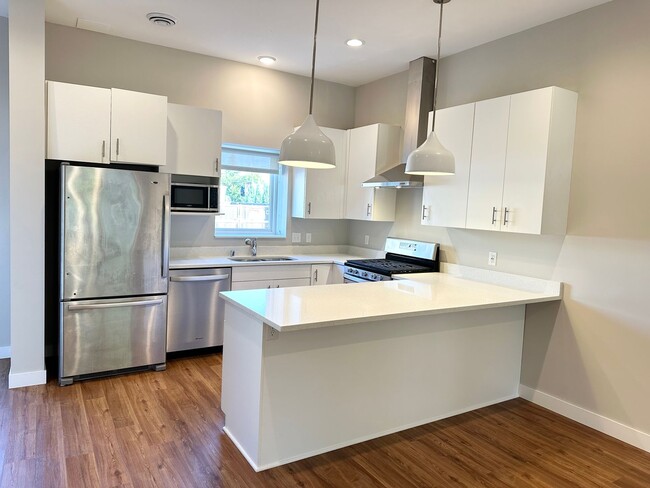 Building Photo - ONE MONTH FREE ON 12-MONTH LEASE!