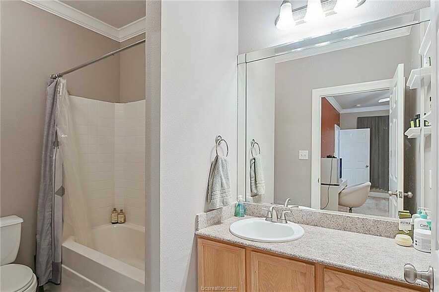 Building Photo - 801 Luther St W