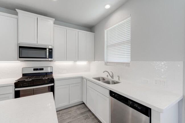 Building Photo - 1225 Red Hills Dr