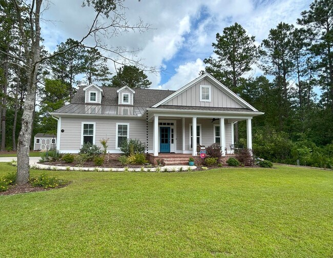 Primary Photo - Beautifully appointed furnished 4 bedroom ...
