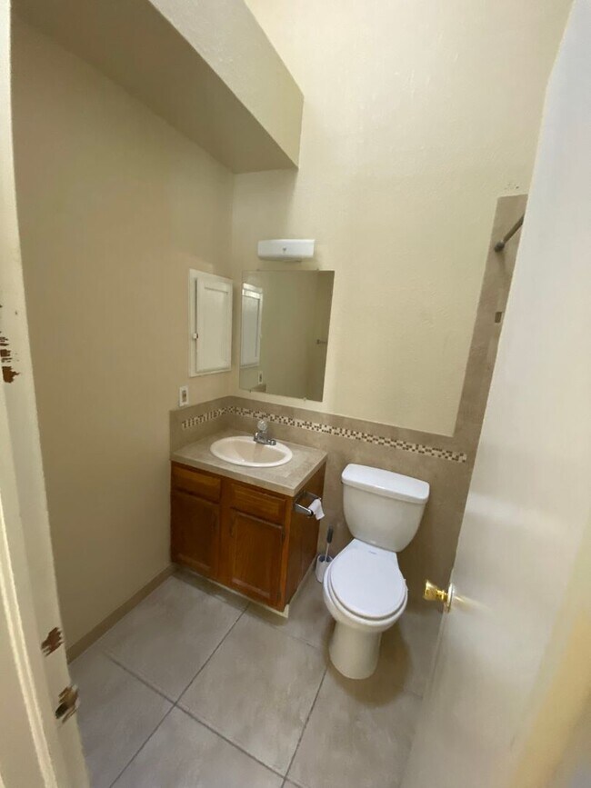 Building Photo - EASTSIDE DUPLEX FOR RENT