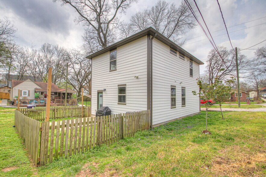 Building Photo - 1615A Chase St
