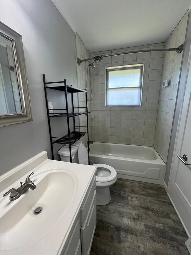 Building Photo - 3 bedroom 1 bath home for rent