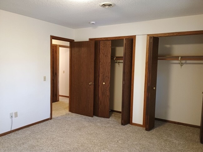 Building Photo - AVAILABLE 4/01/26 Large 2 Bedroom 1 Bath Main Floor Home