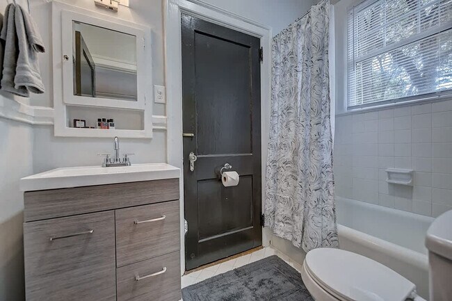 Building Photo - 518 Lamar Ave