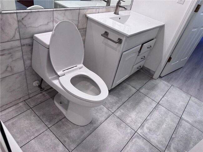 Building Photo - 955 Juniper St NE