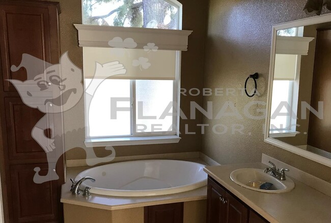 Building Photo - 3 Bed 2 Bath
