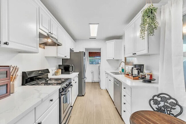 Building Photo - 4853 Twain Ave