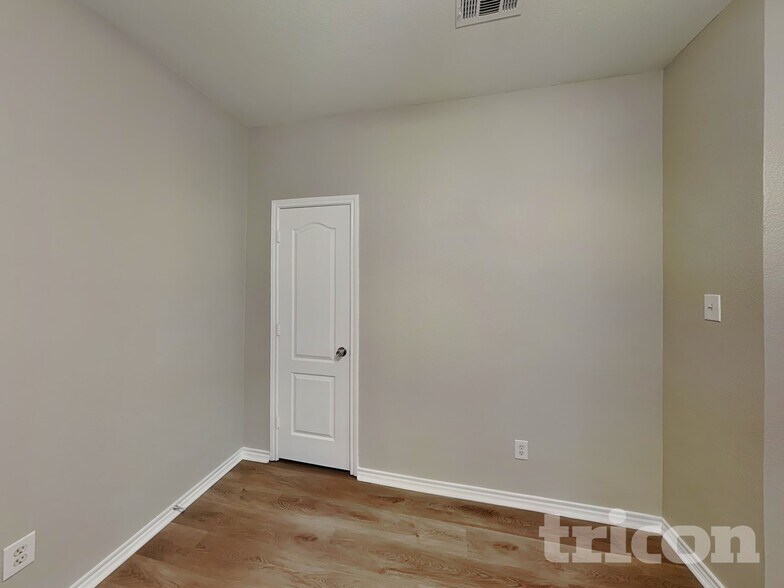 Building Photo - 223 Troy Ln