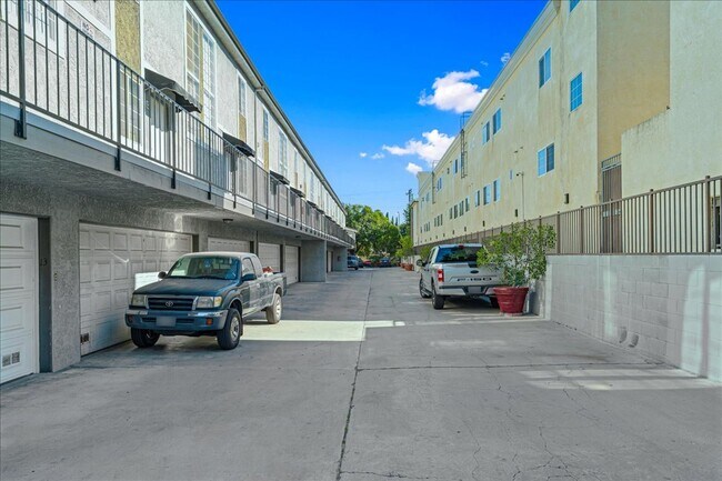 Building Photo - 18547 Saticoy St