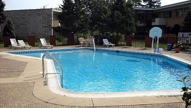 Building Photo - 10 Garden Dr