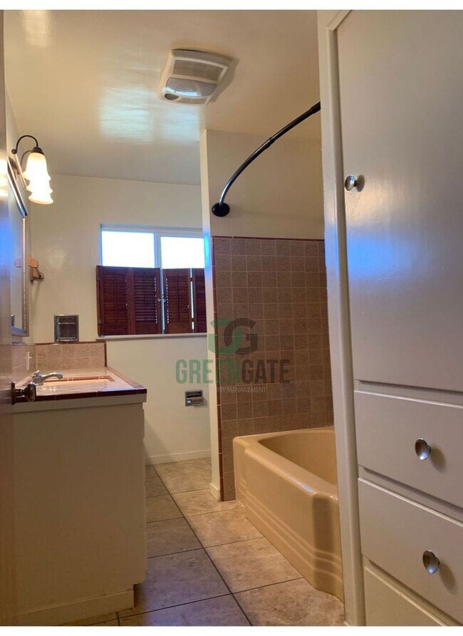 Building Photo - 338 3rd St