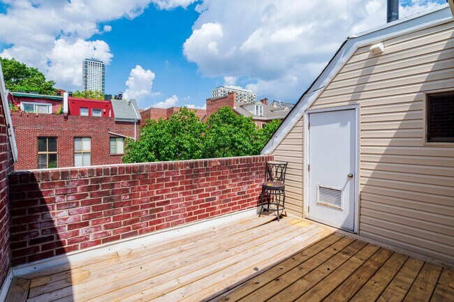 Building Photo - Beautiful Three Bedroom in Washington Square West