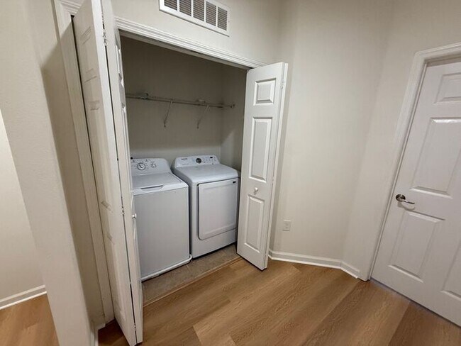 Building Photo - 4/2 Orlando Townhome