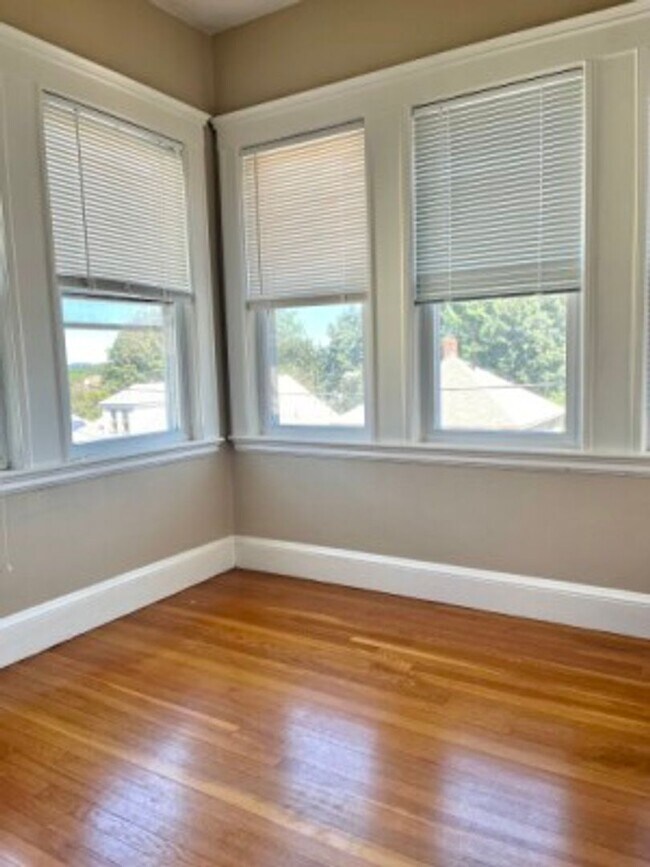 Building Photo - AVAILABLE SEPTEMBER 1ST - Beautiful, Spacious and Renovated Brighton/Oak Square 3 Bed Duplex.  NO...