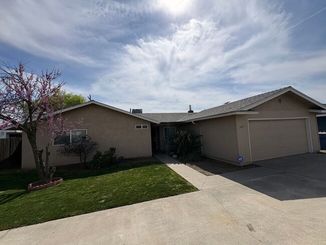 Building Photo - Spacious SE Tulare Home Near Shopping Centers Rent Ready!