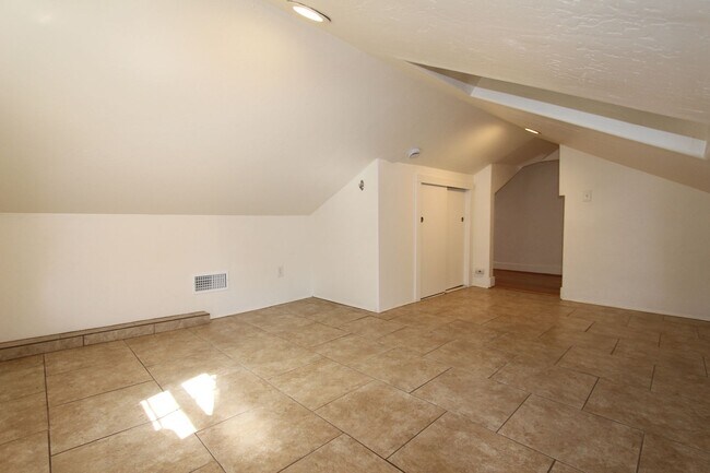 Building Photo - Downtown 3BR Home | Hardwood Floors + Washer/Dryer