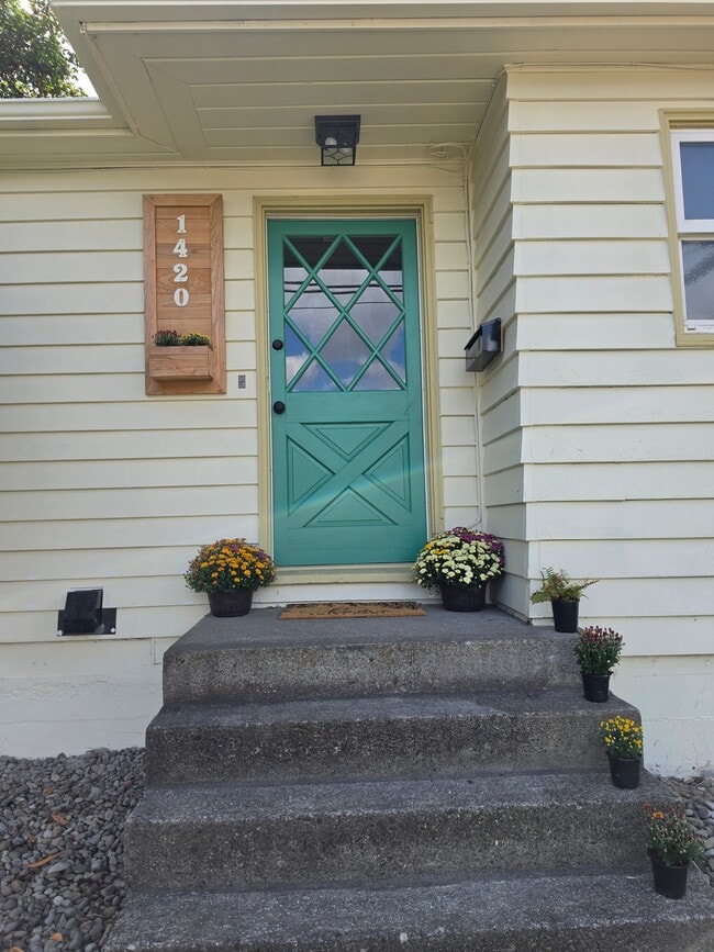 Building Photo - 1420 Madrona Ave SE