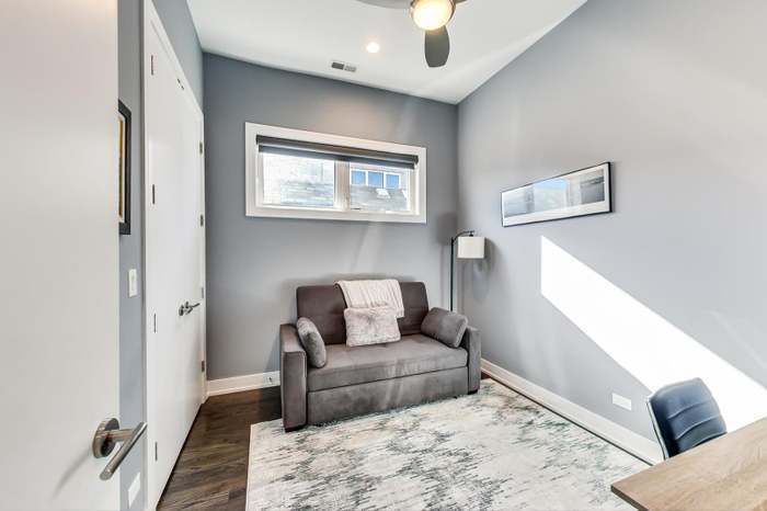 Building Photo - 1021 N Hermitage Ave