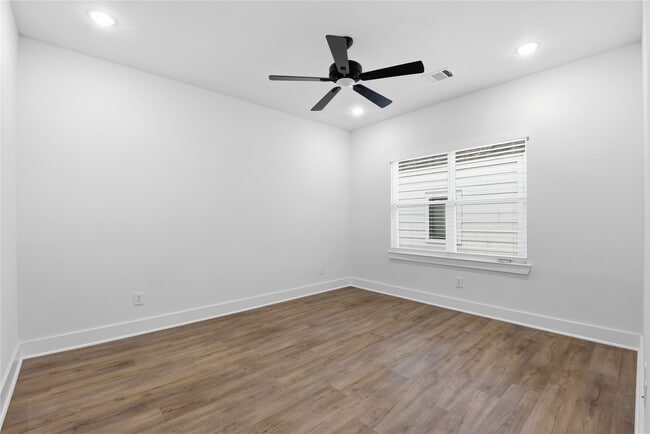 Building Photo - 1243 W 23rd St