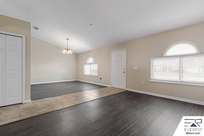 Building Photo - 13 Ryberry Dr