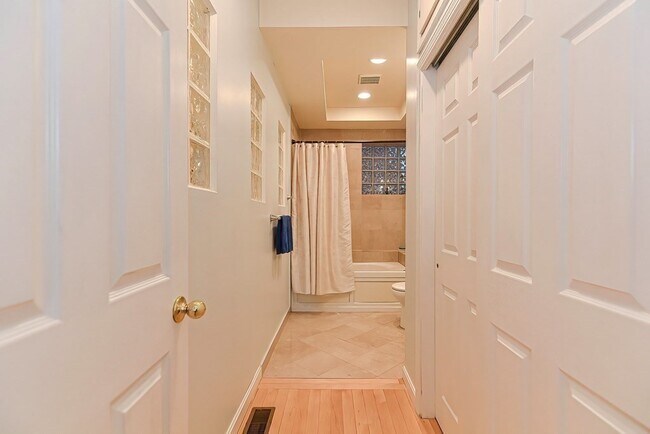 Building Photo - 10 Hancock St