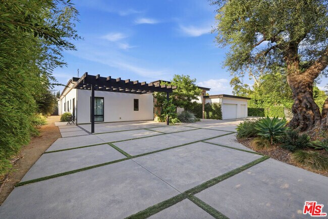Building Photo - 22935 Oxnard St