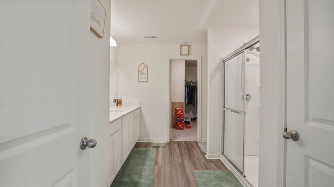 Building Photo - 4 bedroom 2.5 bathroom Single Family Home