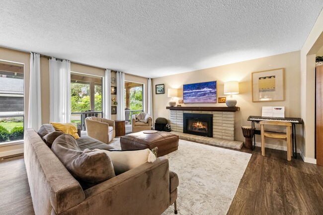 Building Photo - University Place 4 Bed/2.5 Bath