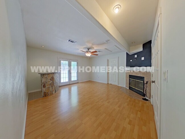Building Photo - Crestview Charm: 4 Bedroom Home with Hard Floors and Fenced Yard!