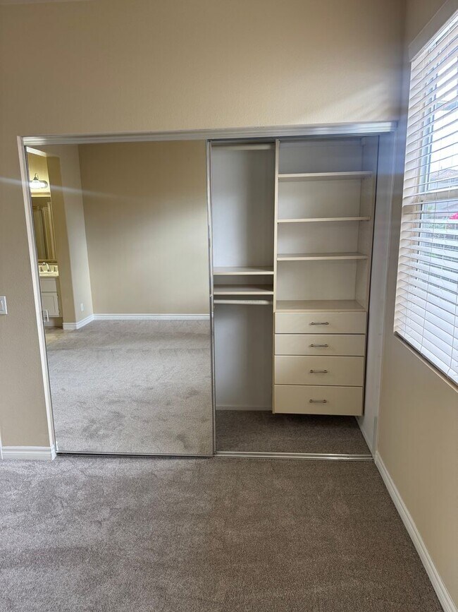 Building Photo - Beautiful 2 Bedroom/2 Bathroom + Bonus Room in Gated Community