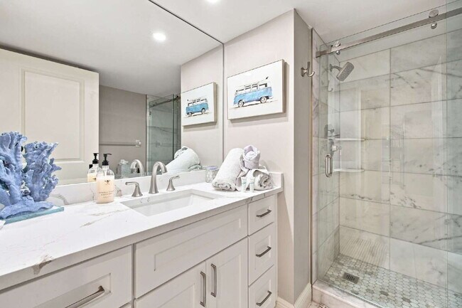 Building Photo - Chateau Vanderbilt 3 bedroom condo with water views.