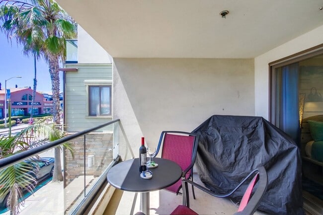 Building Photo - Steps From The Beach w/ All Utilities Included Available Jan - May 2025