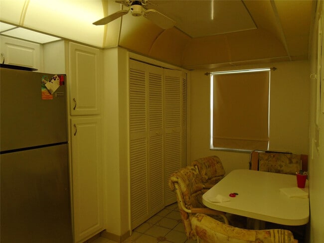 Building Photo - 3165 NE 48th Ct