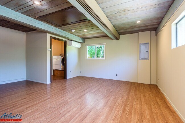 Building Photo - Stunning Home | Remodeled | Desirable Loca...