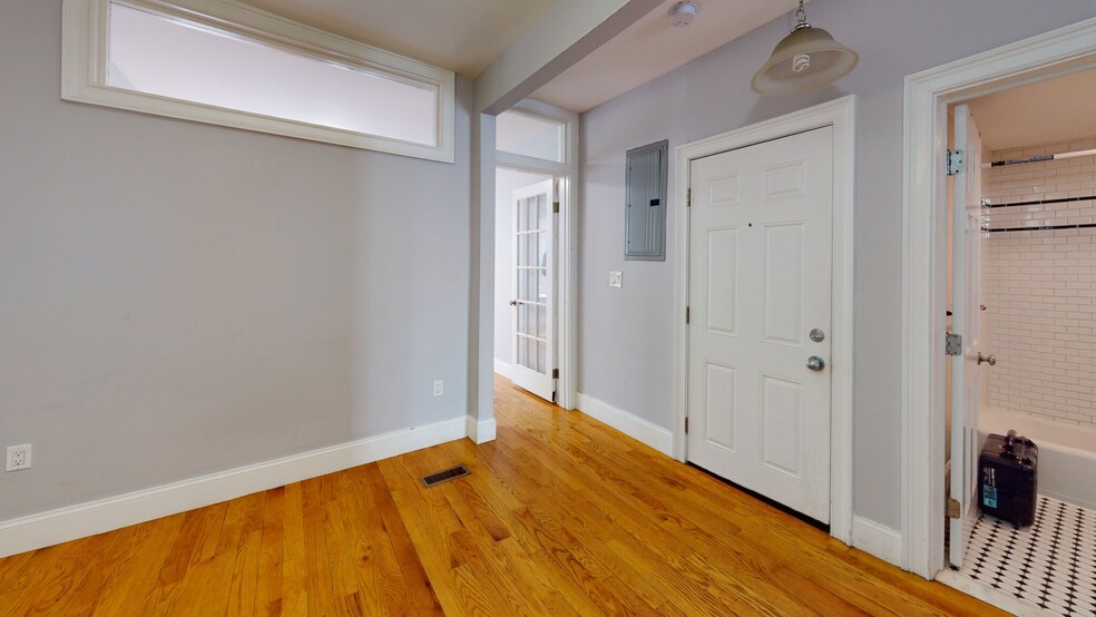 Building Photo - 10 Chesterton St