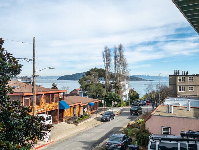 Building Photo - 1BR/1BA Charmer! BAY VIEWS and Parking! Laundry On-Site! Balcony! PROGRESSIVE
