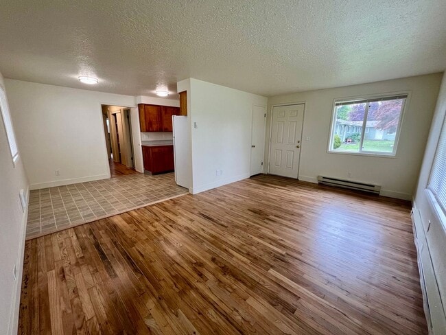 Building Photo - Charming 2-Bedroom Apartment in SE Portland!