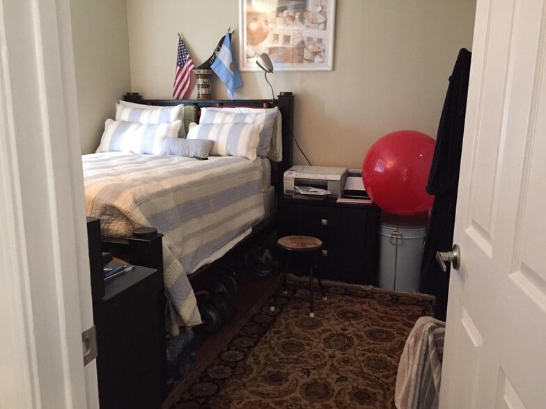 guest room - 2391 NW 89th Dr