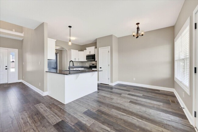 Building Photo - Pet Friendly Four Bedroom with Bonus!