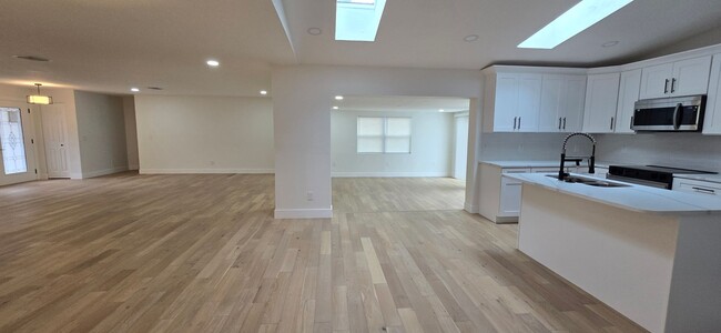 Building Photo - Completely remodeled 4 Bed 4 Bath home wit...